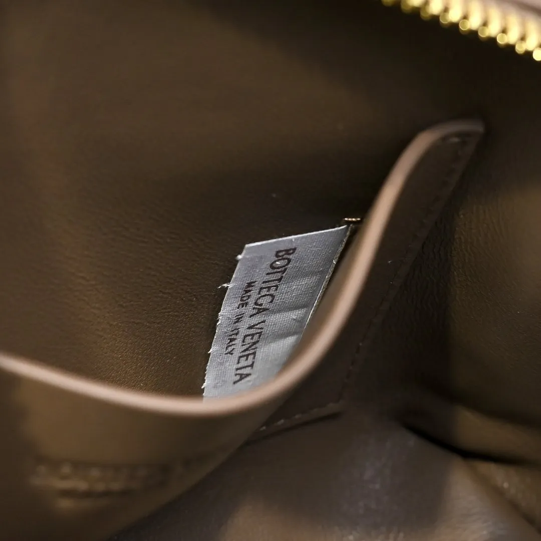 Batch 1260 #Bv The new Concert pouch is the most beautiful and practical mini bag I have ever seen 🎈 The bag body adopts the classic lntrecciato weaving process✅ It is equipped with a leather double-headed zipper, the opening is wide, easy to take and put, the shoulder strap knot can be slid to adjust the length freely, that is, 🉑️crossbody/underarm, and can be used as a clutch bag. Small body, large capacity, so practical! The key is that it is extremely versatile! Come and buy this small, exquisite, beautiful and versatile bag 👍 Model: 4258 Size: 18.5*11.5*8.5